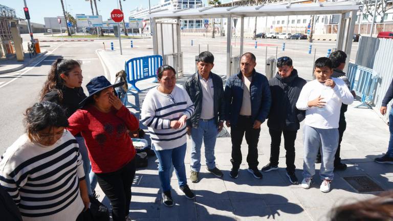 Familiares de los 69 ciudadanos bolivianos no pueden desembarcar de un crucero amarrado en el puerto de Barcelona porque no disponen de un visado válido para ingresar en el espacio Schengen europeo, unos documentos que la Policía Nacional cree que son falsos, esperan noticias en la terminal de cruceros del Puerto de Barcelona. Foto: EFE
