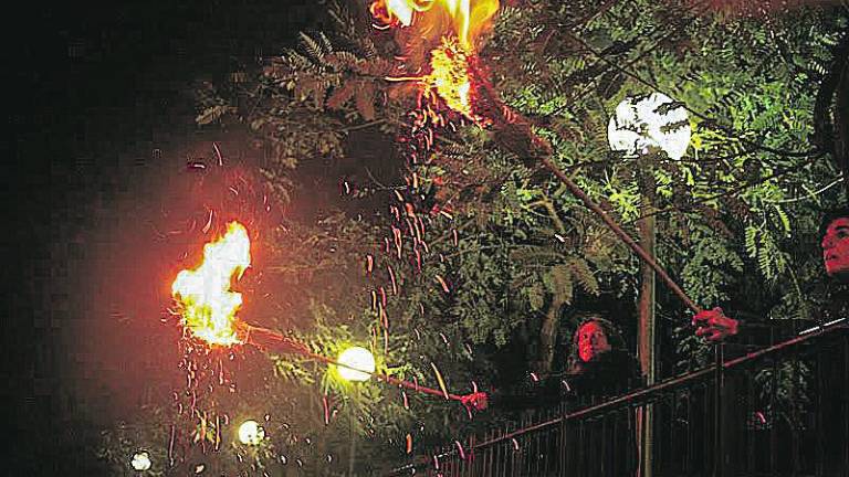 Els habitants surten al carrer amb torxes per celebrar aquesta tradició. Foto: Arxiu de Marc Dalmau