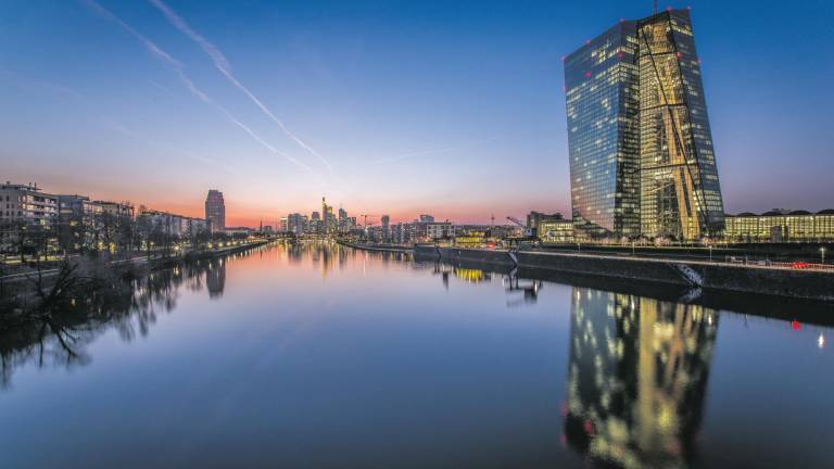 Vista nocturna de la sede del Banco Central Europeo (BCE) en Frankfurt, a la derecha de la imagen. Foto: Getty Images