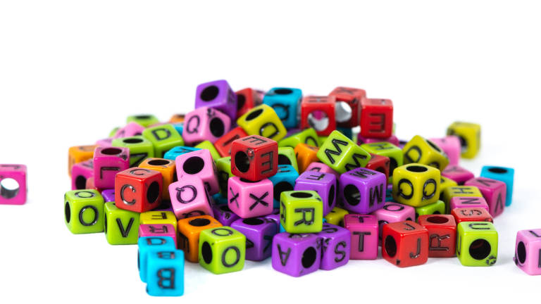 Los abalorios de letras son ideales para personalizar los complementos. FOTO: Getty Images