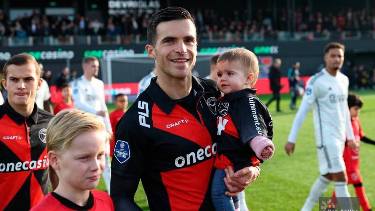 Manel Royo salta al terreno de juego frente al Ajax acompañado de su hija Valeria de 10 meses. FOTO: Ron Baltús