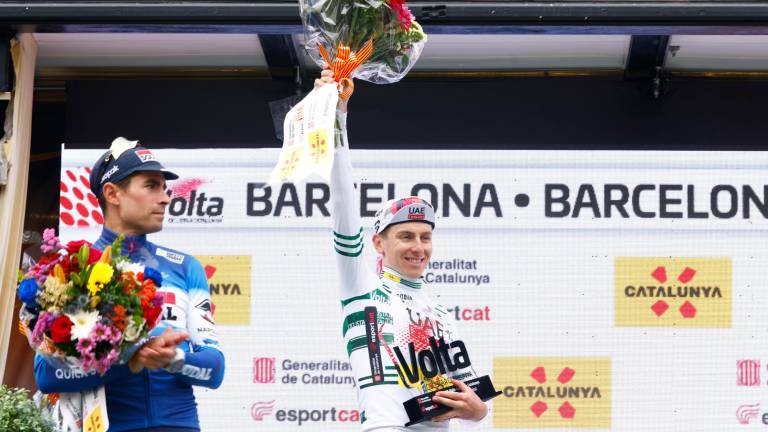 Tadej Pogacar (d), ganador de séptima y última etapa de la Volta, en el podio con Mikel Landa. Foto: EFE