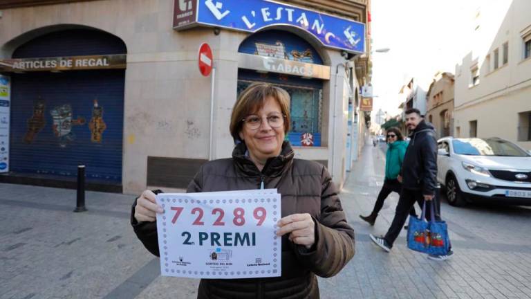 Montse Rovira, propietaria del establecimiento, que se fundó en 1967, mostrando el número agraciado. Foto: Pere Ferré