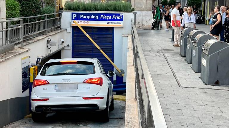 El acceso de vehículos al aparcamiento de la plaza Prim, en pleno núcleo de la ciudad. Foto: Alfredo González