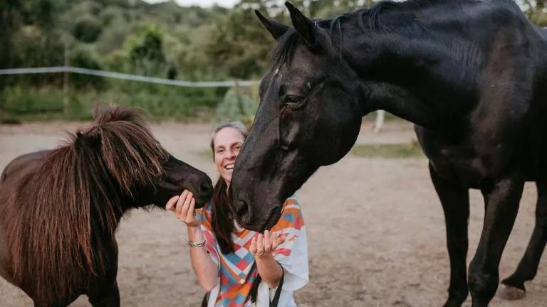 Katinka Solano, acompañada de dos caballos. Foto: @blancoycaramelo y @pixelmoreno