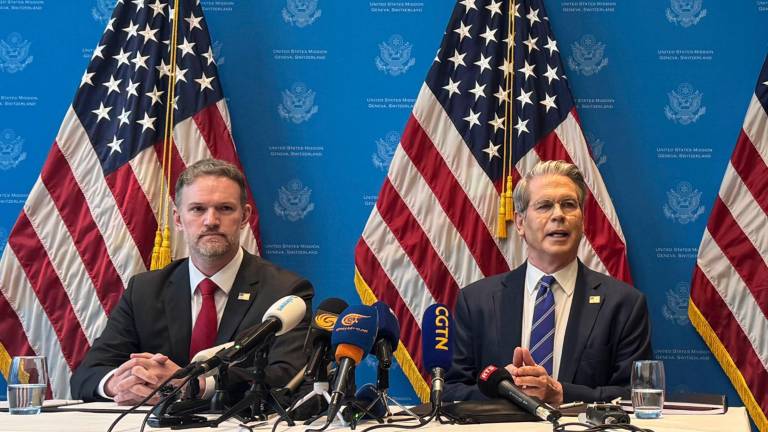 El secretario del Tesoro de Estados Unidos, Scott Bessent (d), y el representante de Comercio, Jamieson Greer, anuncian la reducción de aranceles a China en Ginebra. Foto: EFE