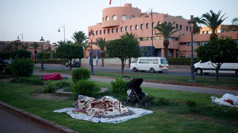 Gente durmiendo en la calle tras el terremoto. Foto: EFE