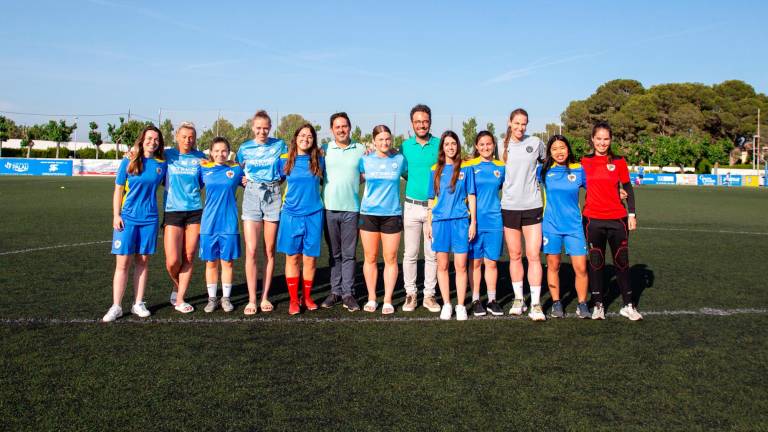 Las jugadoras del Manchester City con el equipo femenino dle CF Vila-seca. FOTO: Vila-seca