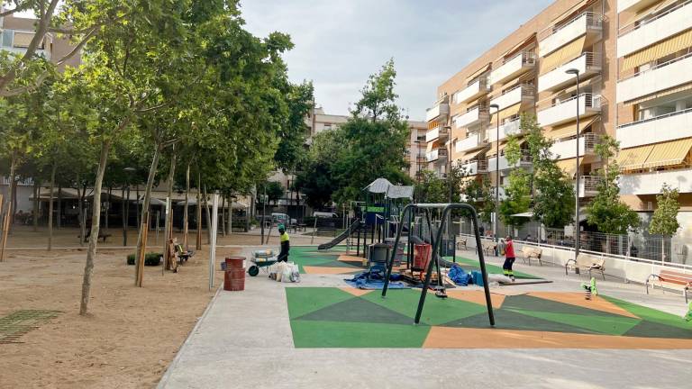 Las obras de remodelación del parque infantil de la plaza Antoni Correig están avanzadas. FOTO: Alfredo González