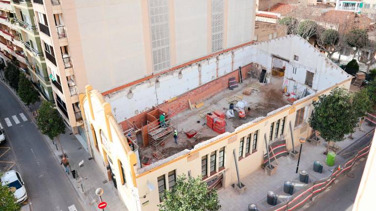Se ha retirado por completo la cubierta y ahora se instala una nueva estructura metálica. Foto: Alba Mariné