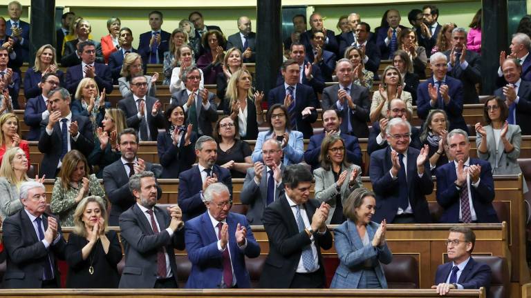 El líder del Partido Popular, Alberto Núñez Feijóo, recibe los aplausos de la bancada popular tras su intervención en el primer día del debate de investidura del presidente del Gobierno en funciones, Pedro Sánchez, este miércoles en el Congreso de los Diputados en Madrid. Foto: EFE