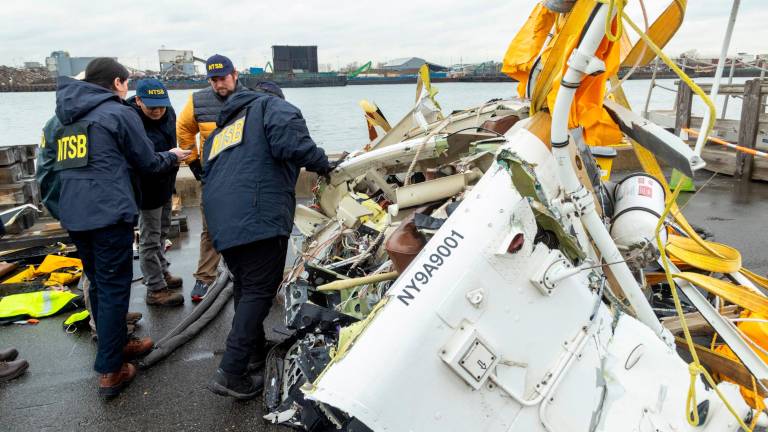Miembros de la NTSB analizando la cabina del helicóptero recuperada del río. Foto: NTSB