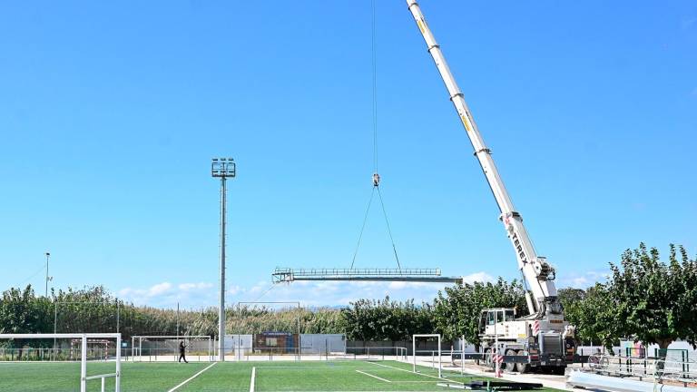 El pasado mes de octubre comenzaron los trabajos de desmontaje de las instalaciones de los campos de fútbol de Salou. Foto: Alfredo González