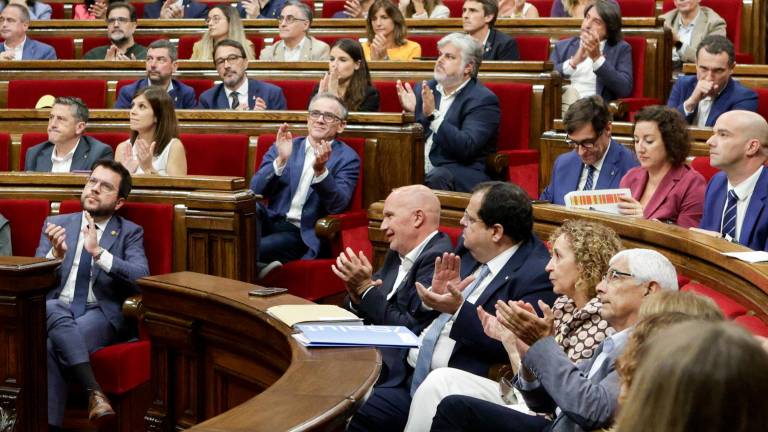 El presidente de la Generalitat, Pere Aragonès (i), junto a los diputados de los partidos independentistas en el Parlament. Foto: EFE