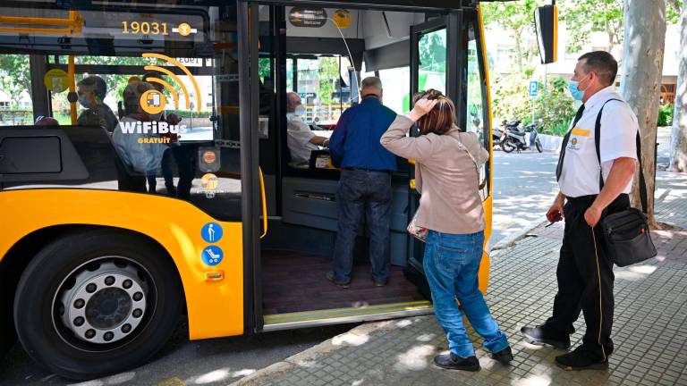 Suben las tarifas del bus en Reus: «Cinco céntimos de aquí, cinco de allí... Al final no se llega»