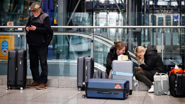 Pasajeros esperando en el aeropuerto de Heathrow. Foto: EFE
