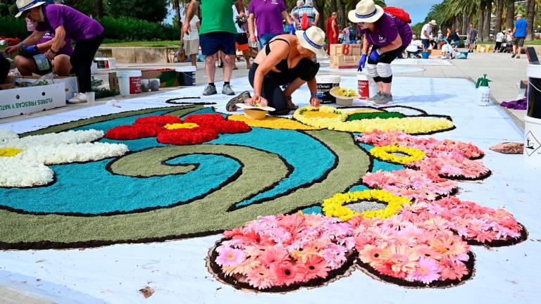 El Passeig Jaume I de Salou se convierte en una bella alfombra multifloral