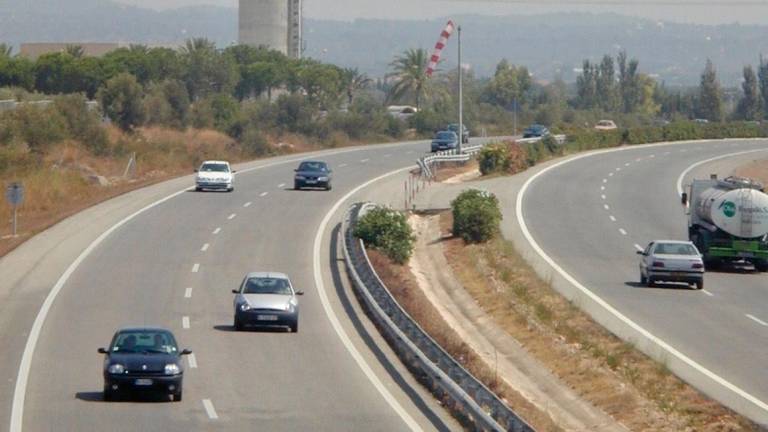 La autopista AP-7 a su paso por el término municipal de L’Ampolla. Foto: Joan Revillas/DT