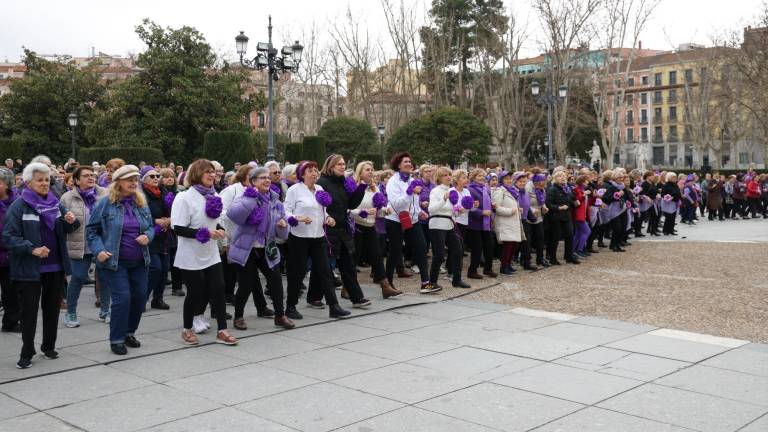 Las usuarias delos centros municipales de mayores de Madrid realizaron ayer una ‘Flashmob’ para conmemorar el Día Internacional de la Mujer. foto: jimena sánchez/efe