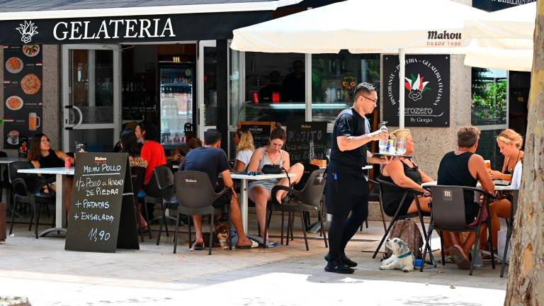 Un camarero de la provincia sirve en una mesa. Foto: Alfredo González