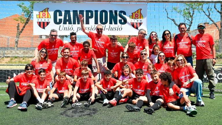 La plantilla del Alevín A de la Fundació Futbol Base Reus celebra el título liguero. Foto: Fundació Futbol Base Reus