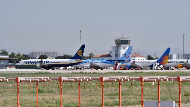 Aviones de distintas compañías en las instalaciones del Aeropuerto de Reus, un verano anterior. Foto: Alfredo González