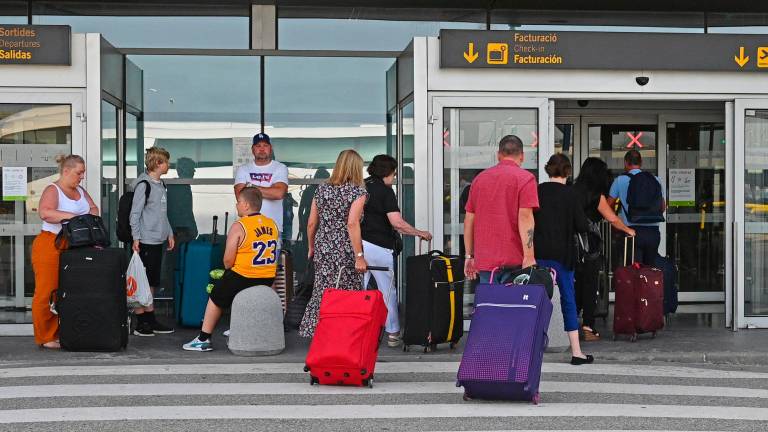Un grupo de pasajeros en la zona de llegadas del edificio del Aeropuerto de Reus, durante esta campaña turística. Foto: Alfredo González