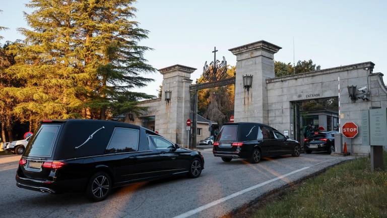 Dos coches fúnebres entran en el Valle de Cuelgamuros. Foto: EFE/Sergio Pérez