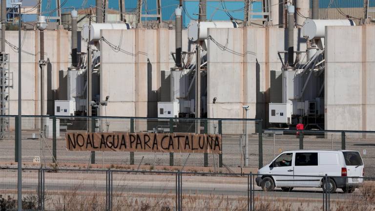 Detalle de un cartel con el lema “No al agua para Catalunya” en la desaladora de Sagunt (Valencia) que enviará agua a Barcelona. Foto: EFE