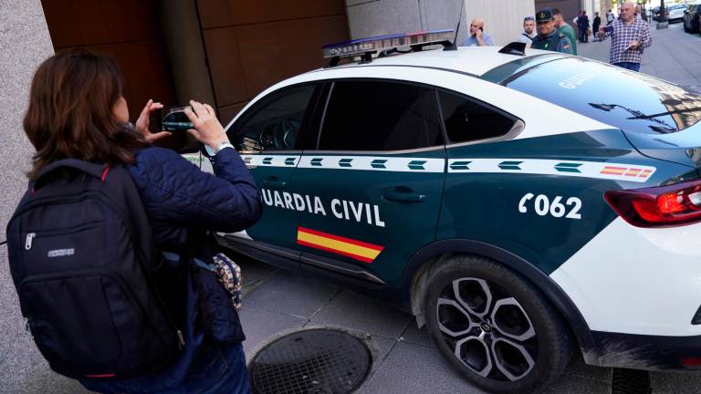 Llegada a Audiencia Provincial del padre y madre de los niños en dos coches distintos. Foto: EFE