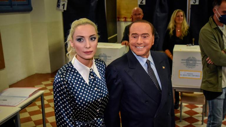 $!Los melones de Meloni y el beso de Berlusconi, imágenes de las elecciones
