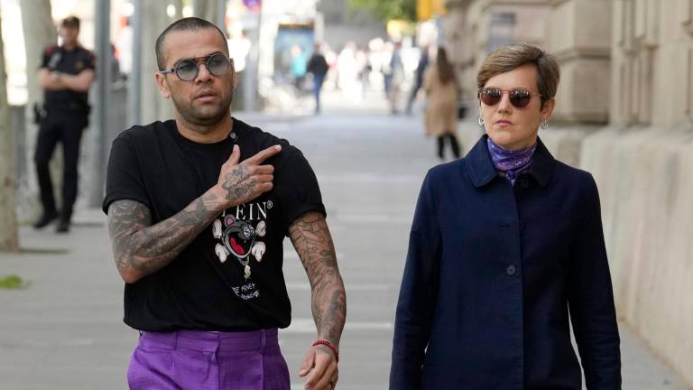 Fotografía de archivo (12/04/2024), del exfutbolista Dani Alves, junto a su abogada Inés Guardiola a su salida de la Audiencia de Barcelona. Foto: EFE
