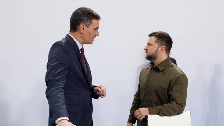 El presidente del Gobierno en funciones, Pedro Sánchez conversa con el presidente de Ucrania, Volodímir Zelenski durante la III Cumbre de la Comunidad Política Europea (CPE), que se celebra este jueves en Granada. Foto: EFE