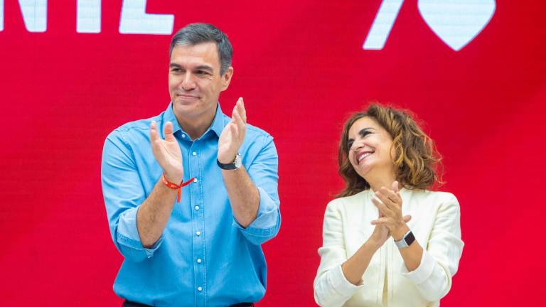 El presidente del Gobierno en funciones, Pedro Sánchez, junto a la ministra de Hacienda, María Jesús Montero Cuadrado. Foto: EFE