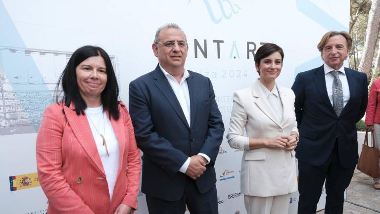 La ministra de Vivienda y Agenda Urbana, Isabel Rodríguez (2d), asiste a la inauguración de la Convención Internacional de la Arquitectura Técnica Contart 2024 en Ibiza este jueves. Foto: EFE