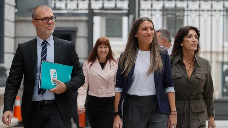 Los diputados de Junts per Catalunya Josep María Cruset (i), Miríam Nogueras (c) y Pilar Calvo (d) dirigiéndose al Congreso para el debate. Foto: EFE/Mariscal