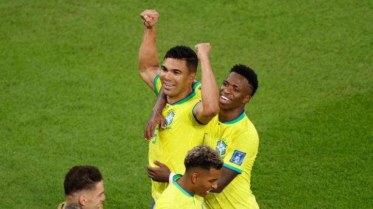 Casemiro (arriba) celebra su gol hoy, en un partido de la fase de grupos del Mundial de Fútbol Qatar 2022 entre Brasil y Suiza en el estadio 974 en Doha (Catar). EFE/ Alberto Estevez