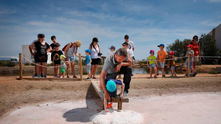 Un nen agafant la sal formada al centre. foto: món natura delta