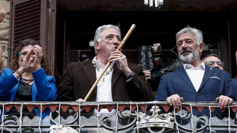 El diputado de EH Bildu, Joseba Asiron (c) celebra en el balcón del ayuntamiento convertirse en el nuevo alcalde de Pamplona. Foto: EFE/Jesús Diges