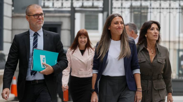 Los diputados de Junts per Catalunya Josep María Cruset (i), Miríam Nogueras (c) y Pilar Calvo (d) a su llegada al Congreso. Foto: EFE