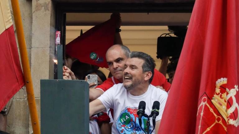 Juan Carlos Unzué fue el protagonista del lanzamiento del chupinazo. foto: efe