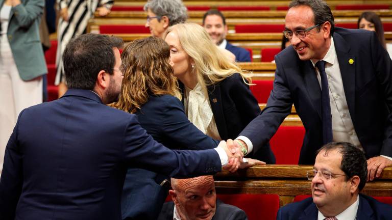 Pere Aragonés saludando a Josep Rull en la Sesión constitutiva. Foto: Jordi Borràs/ACN