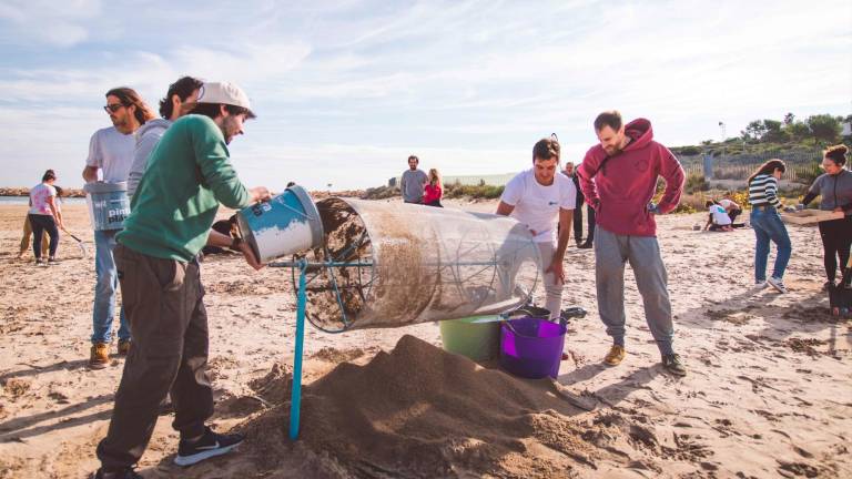Acción de limpieza de ‘pellets’ en la playa de La Pineda el pasado noviembre. FOTO: Good Karma Projects