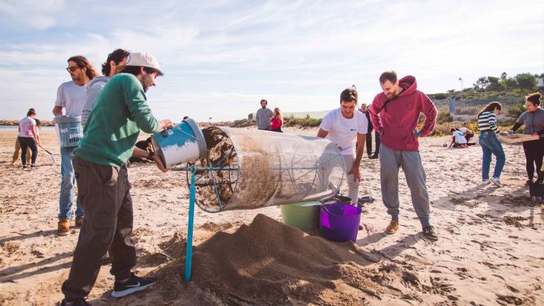 Cilindro recubierto con una malla que ayuda a separar la arena y los pellets. foto: GOOD KARMA PROJECTS