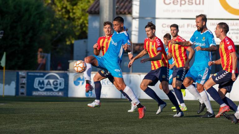 Pablo Fernández remata el centro de Bonilla para convertirlo en el 0-1 para el Nàstic. foto: nàstic/JC Borrachero