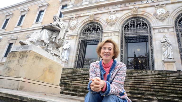 La escritora Julia Navarro ante la imponente entrada de la Biblioteca Nacional. Foto: Juan Manuel Fernández