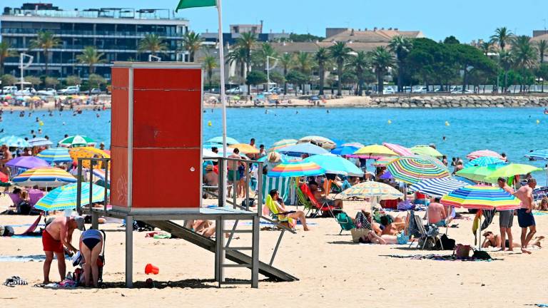 Un socorrista, en una de las torres de vigilancia que todavía están operativas en la Costa Daurada. foto: Alfredo González