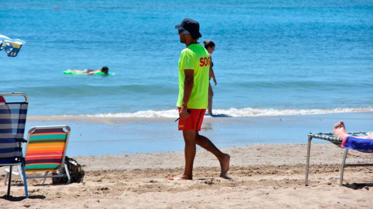 Protecció Civil recuerda que en casos de acudir a las playas por la ola de calor, hacerlo en aquellas quetengan servicio de vigilancia. FOTO: Anna F-Aj. Torredembarra