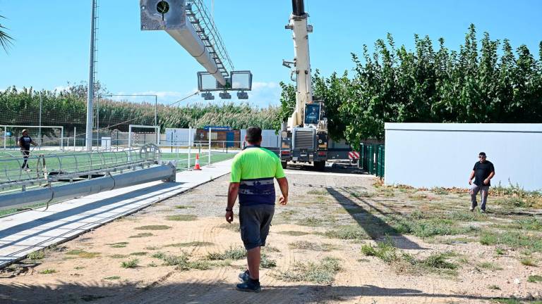 Empiezan a desmontar los campos de fútbol de Salou para abrir el nuevo canal de Barenys