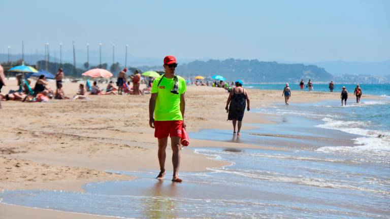 Un socorrista caminando por la orilla de la playa de Torredembarra. FOTO: Anna F.-Aj. Torredembarra